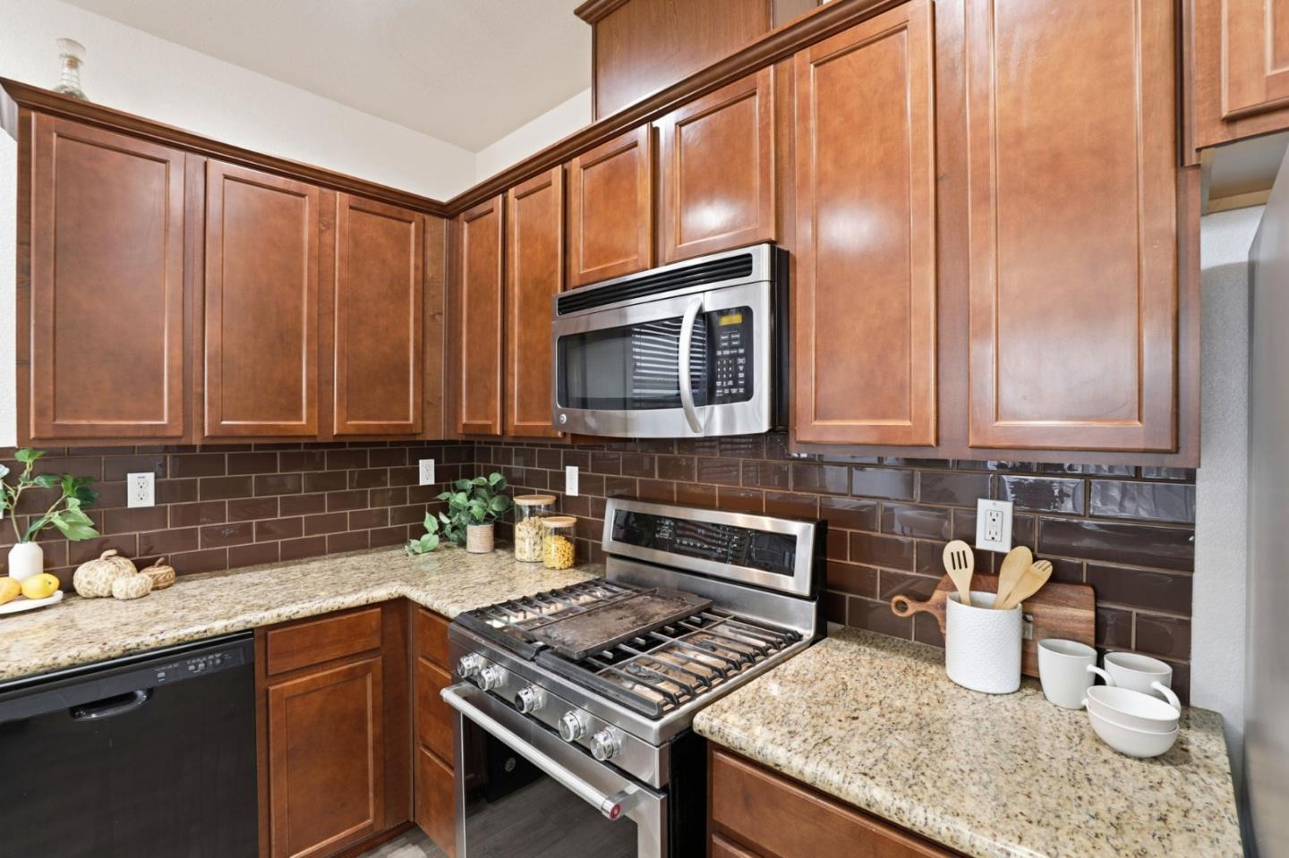 Detail Gallery Image 12 of 64 For 170 Sturla Way, Gilroy,  CA 95020 - 4 Beds | 2/1 Baths