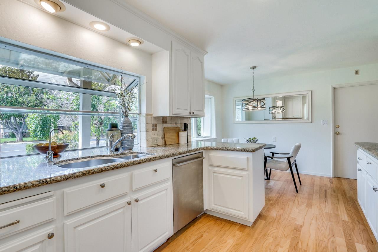 Detail Gallery Image 10 of 45 For 1624 Newcastle Dr, Los Altos,  CA 94024 - 4 Beds | 2/1 Baths