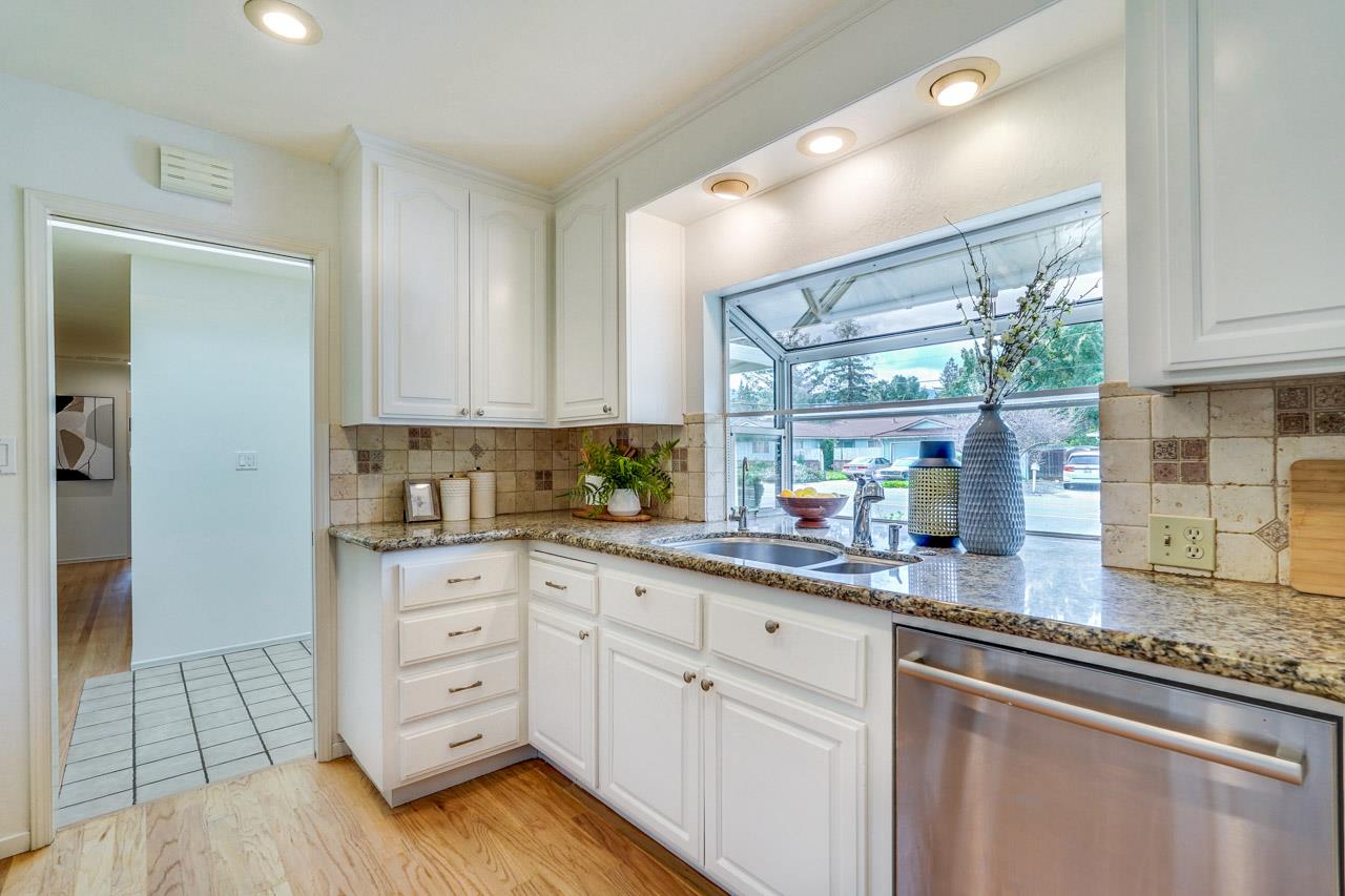 Detail Gallery Image 11 of 45 For 1624 Newcastle Dr, Los Altos,  CA 94024 - 4 Beds | 2/1 Baths