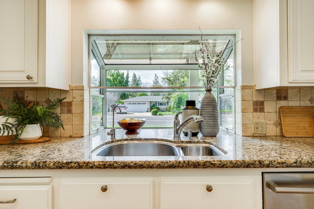 Detail Gallery Image 13 of 45 For 1624 Newcastle Dr, Los Altos,  CA 94024 - 4 Beds | 2/1 Baths