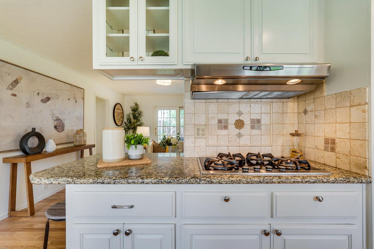 Detail Gallery Image 15 of 45 For 1624 Newcastle Dr, Los Altos,  CA 94024 - 4 Beds | 2/1 Baths