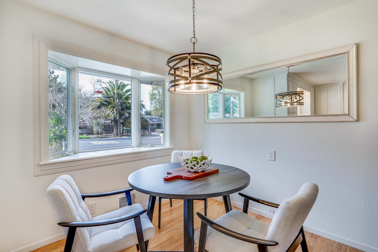 Detail Gallery Image 17 of 45 For 1624 Newcastle Dr, Los Altos,  CA 94024 - 4 Beds | 2/1 Baths