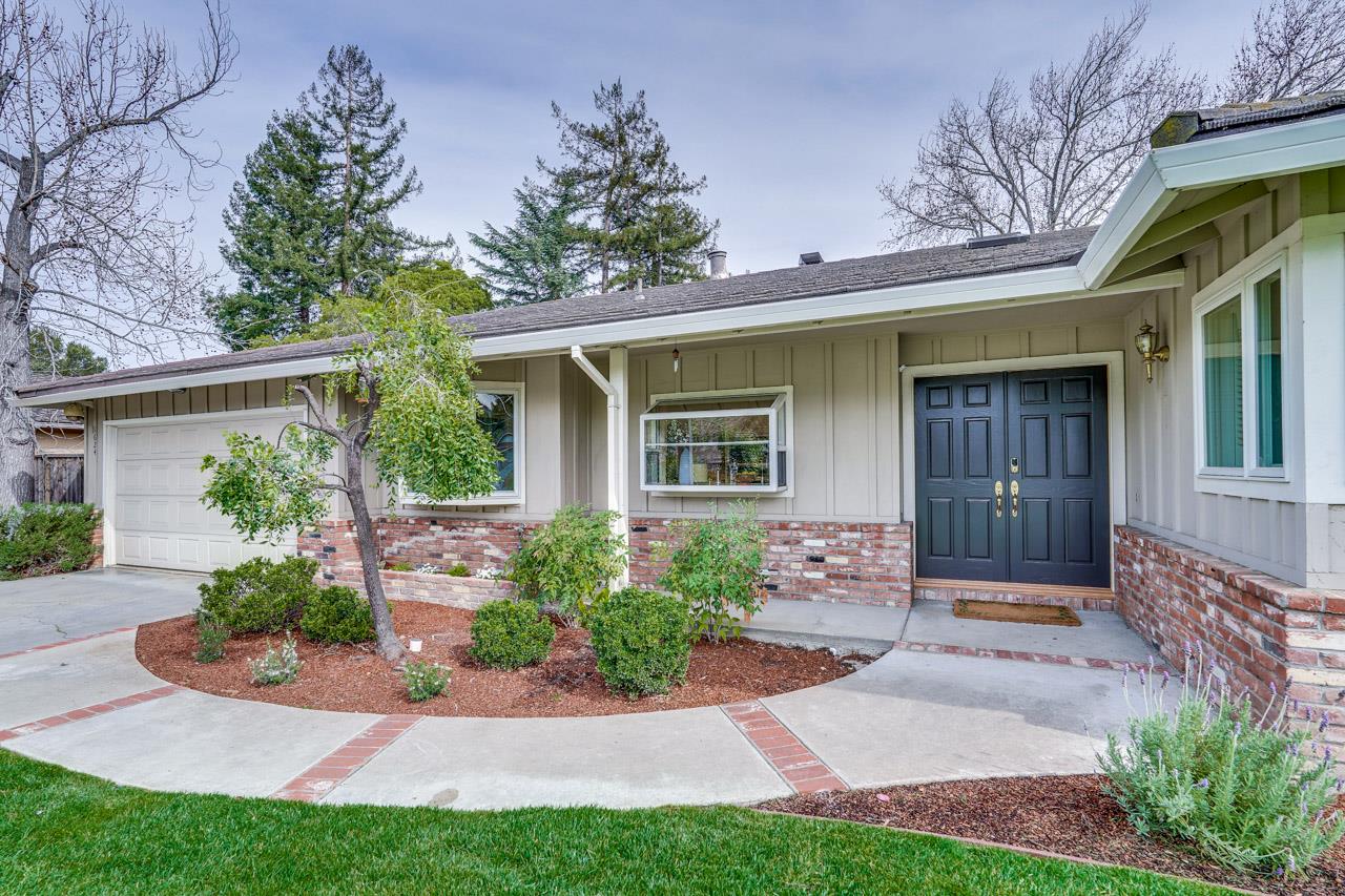 Detail Gallery Image 2 of 45 For 1624 Newcastle Dr, Los Altos,  CA 94024 - 4 Beds | 2/1 Baths