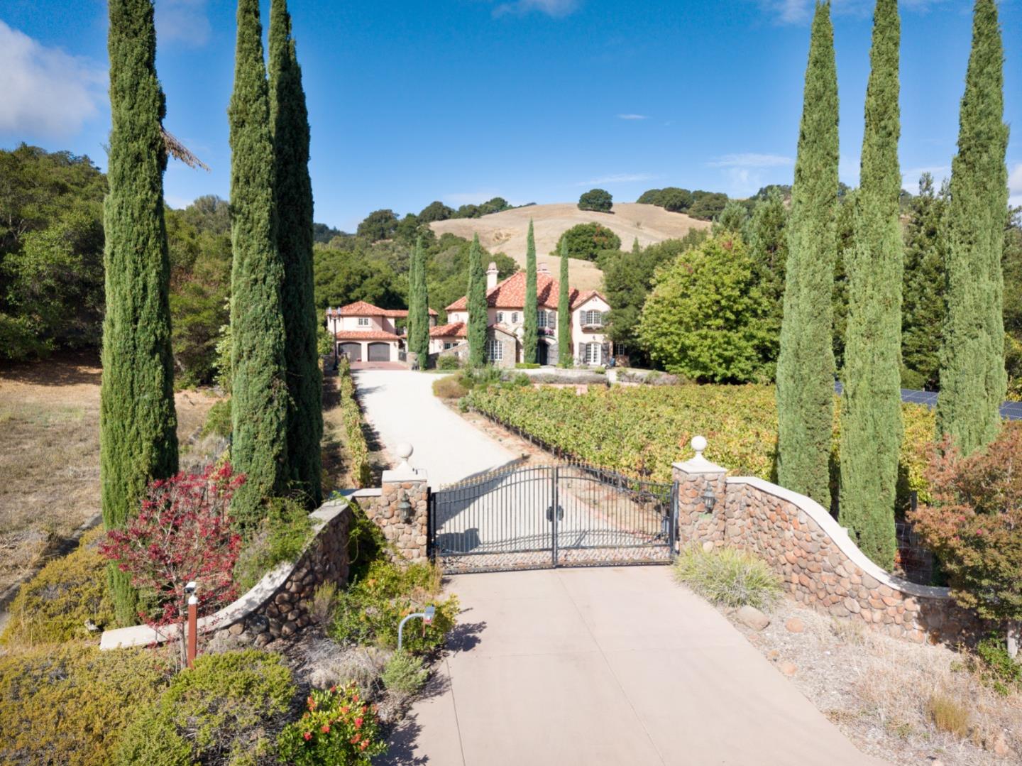 Detail Gallery Image 3 of 34 For 5371 Stonehurst Dr, Martinez,  CA 94553 - 5 Beds | 4/1 Baths