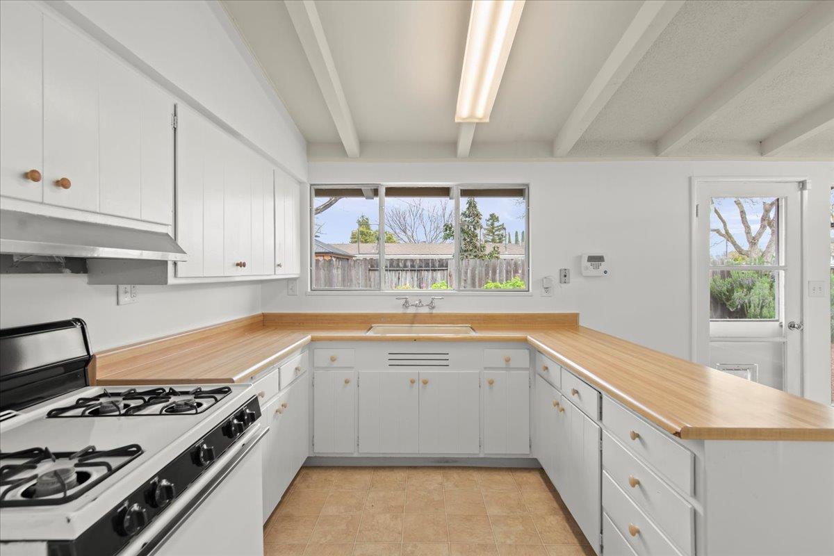 Detail Gallery Image 9 of 32 For 1297 Socorro Ave, Sunnyvale,  CA 94089 - 3 Beds | 2 Baths