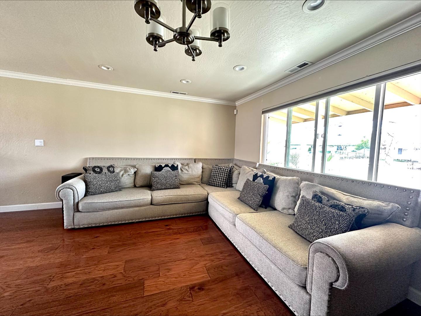 Detail Gallery Image 12 of 29 For 1300 Mesa Dr, Hollister,  CA 95023 - 3 Beds | 2 Baths