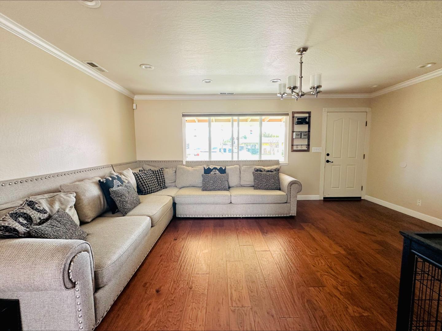 Detail Gallery Image 13 of 29 For 1300 Mesa Dr, Hollister,  CA 95023 - 3 Beds | 2 Baths