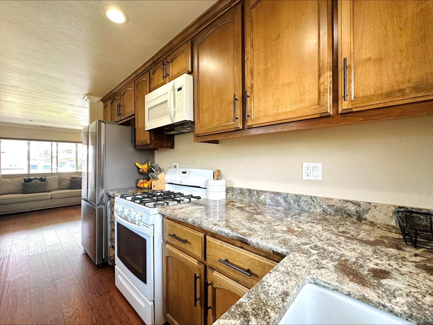 Detail Gallery Image 21 of 29 For 1300 Mesa Dr, Hollister,  CA 95023 - 3 Beds | 2 Baths