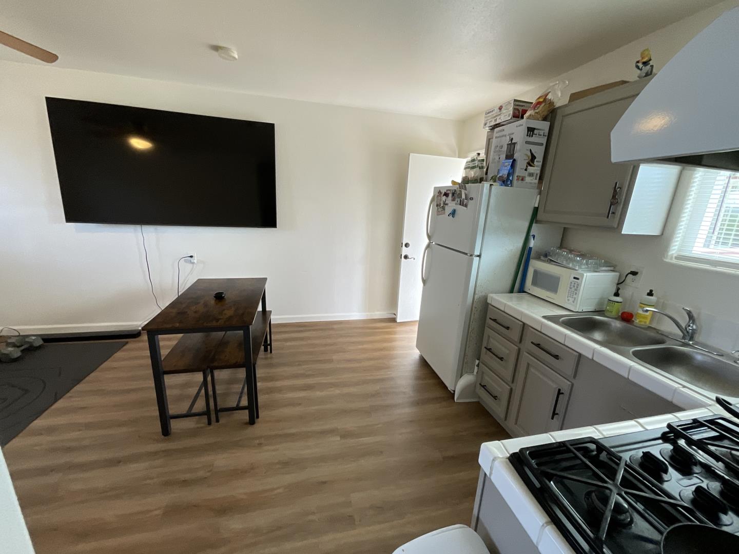 Detail Gallery Image 7 of 29 For 1300 Mesa Dr, Hollister,  CA 95023 - 3 Beds | 2 Baths