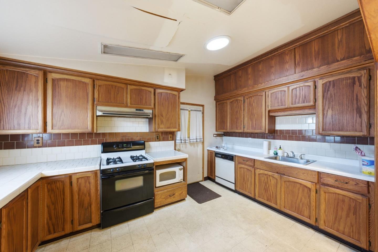 Detail Gallery Image 10 of 27 For 1114 Burgoyne St, Mountain View,  CA 94043 - 4 Beds | 2 Baths