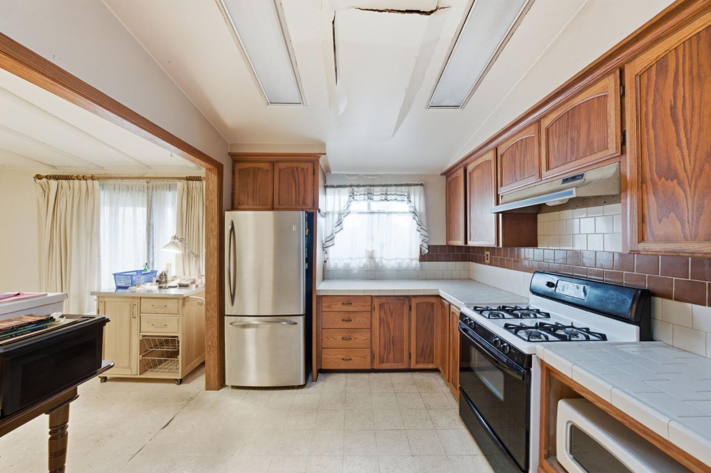 Detail Gallery Image 12 of 27 For 1114 Burgoyne St, Mountain View,  CA 94043 - 4 Beds | 2 Baths