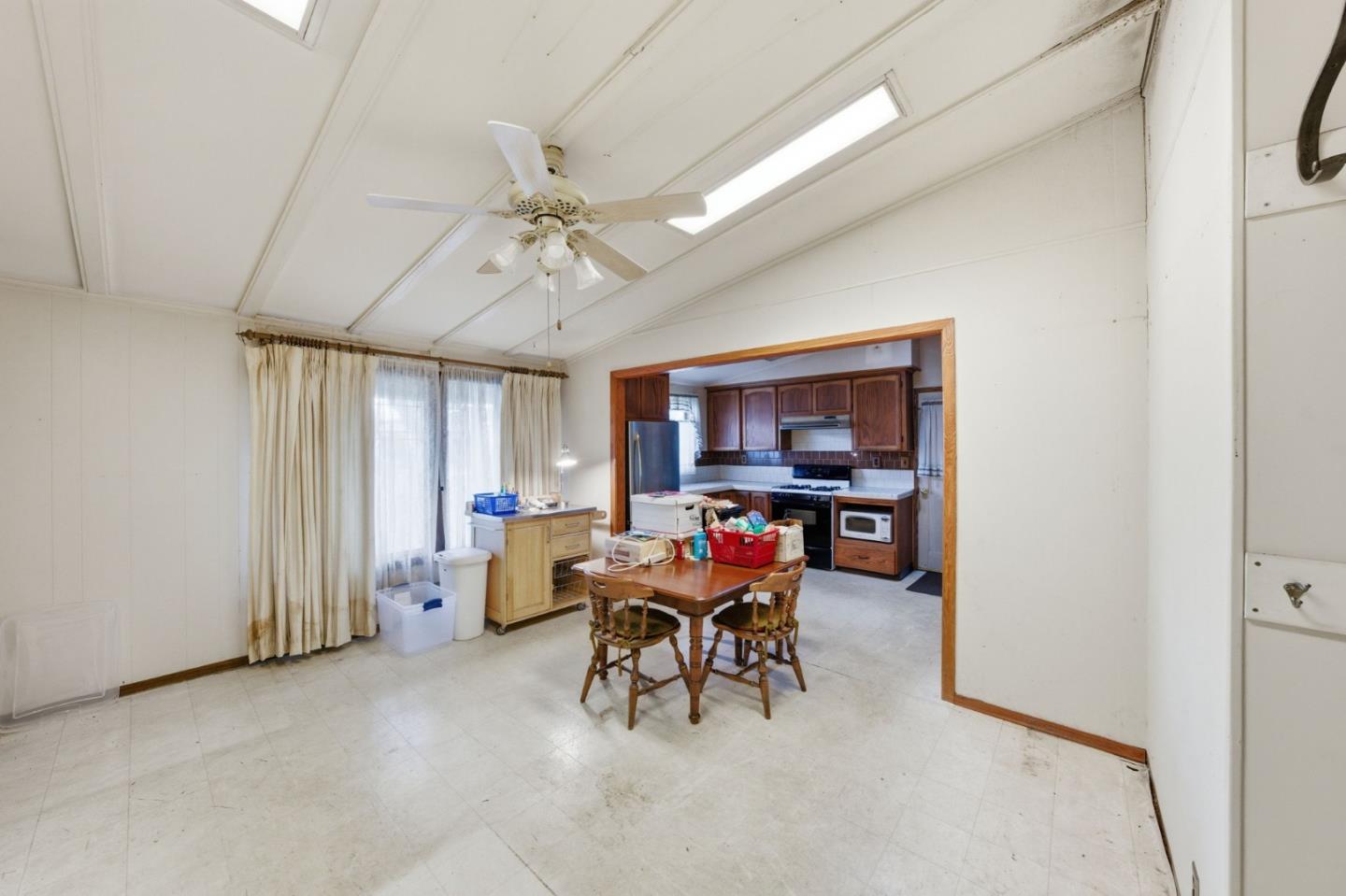 Detail Gallery Image 8 of 27 For 1114 Burgoyne St, Mountain View,  CA 94043 - 4 Beds | 2 Baths