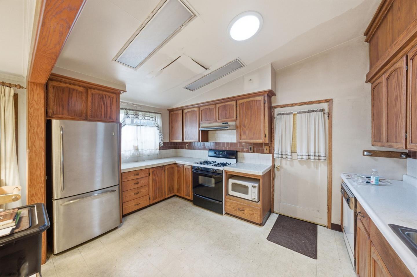 Detail Gallery Image 9 of 27 For 1114 Burgoyne St, Mountain View,  CA 94043 - 4 Beds | 2 Baths