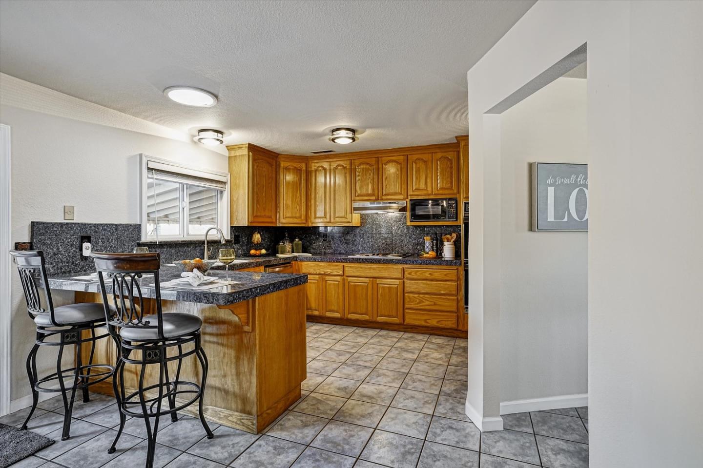 Detail Gallery Image 11 of 56 For 20006 Audrey Ln, Salinas,  CA 93907 - 3 Beds | 2/1 Baths