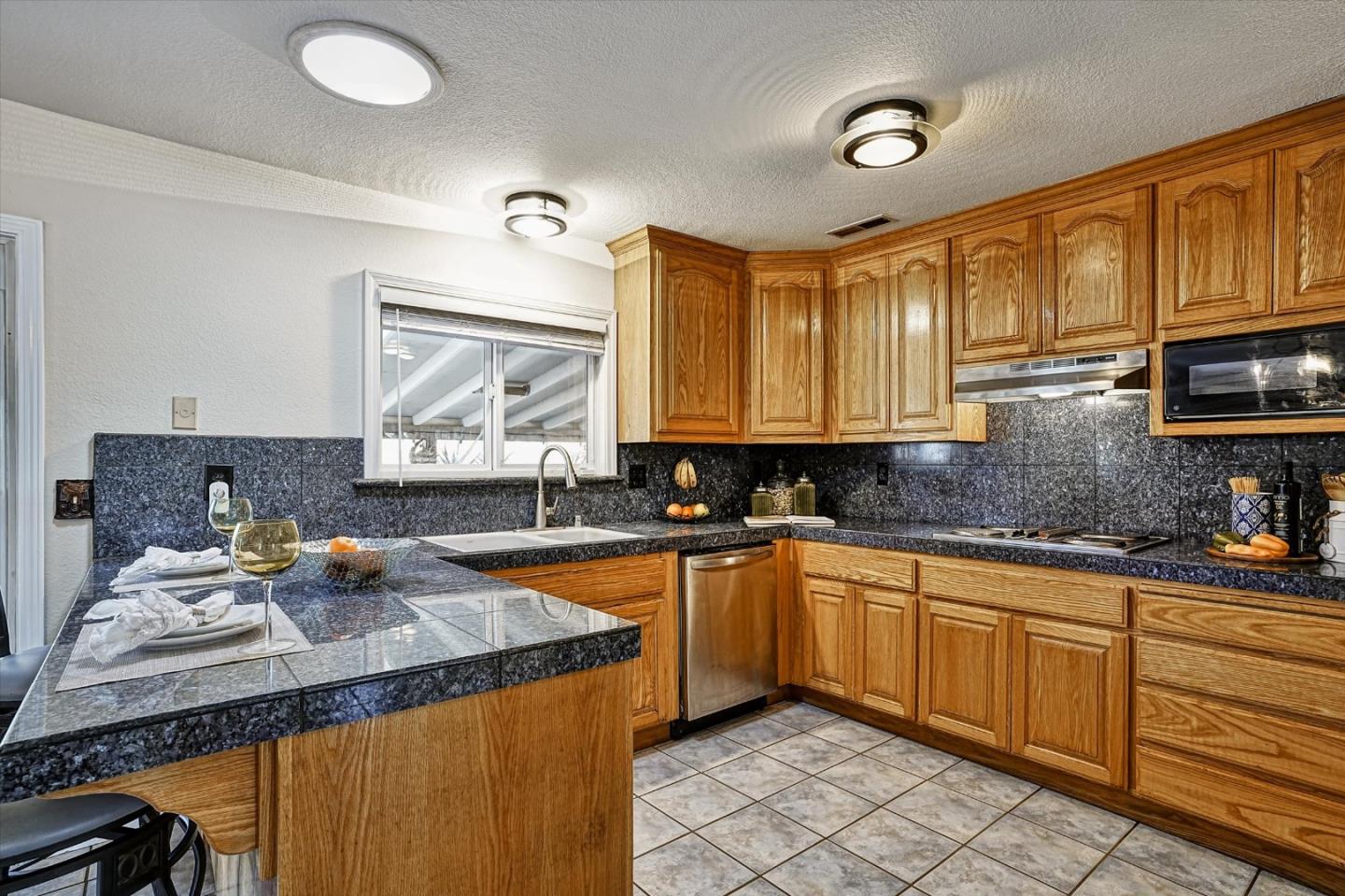 Detail Gallery Image 13 of 56 For 20006 Audrey Ln, Salinas,  CA 93907 - 3 Beds | 2/1 Baths