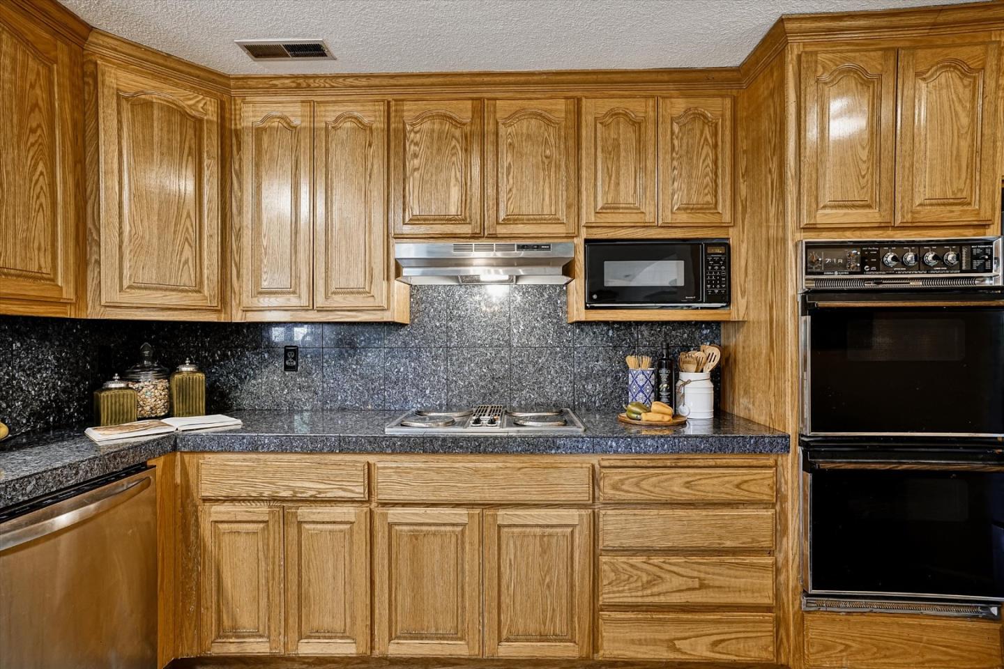 Detail Gallery Image 14 of 56 For 20006 Audrey Ln, Salinas,  CA 93907 - 3 Beds | 2/1 Baths