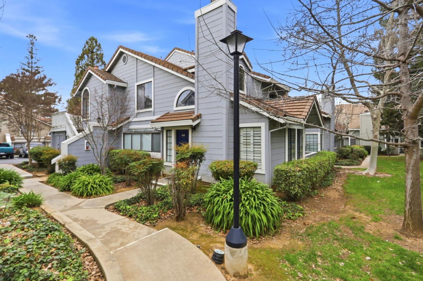 Detail Gallery Image 2 of 29 For 2570 Yerba Bank Ct, San Jose,  CA 95121 - 3 Beds | 2 Baths