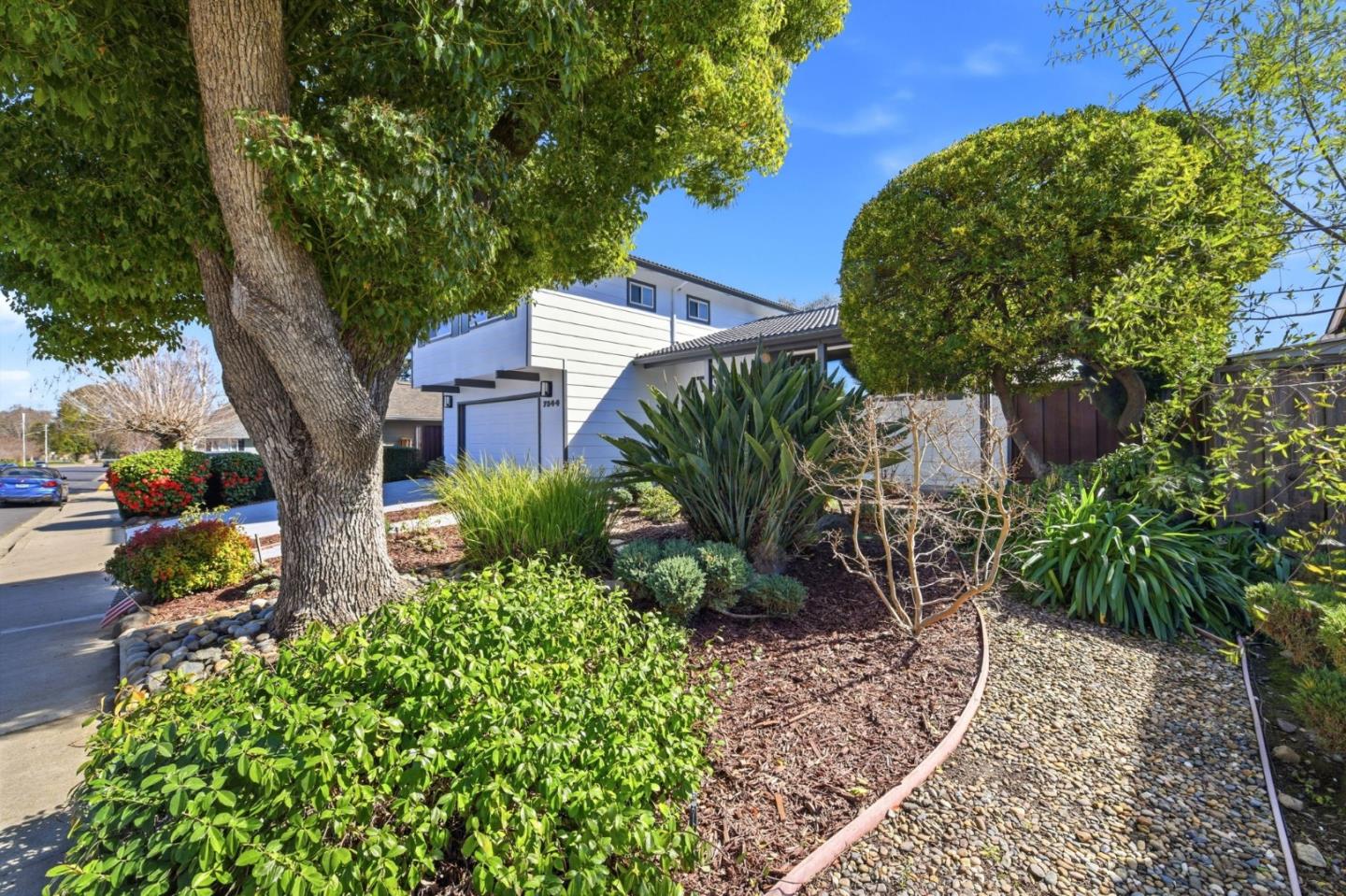 Detail Gallery Image 2 of 38 For 7544 Highland Oaks Dr, Pleasanton,  CA 94588 - 4 Beds | 2/1 Baths