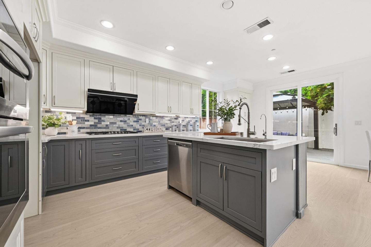 Detail Gallery Image 10 of 47 For 34306 Torrey Pine Ln, Union City,  CA 94587 - 5 Beds | 3/1 Baths