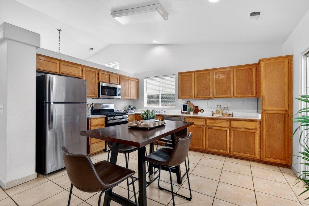 Detail Gallery Image 14 of 36 For 2430 Valley View Rd, Hollister,  CA 95023 - 4 Beds | 2 Baths