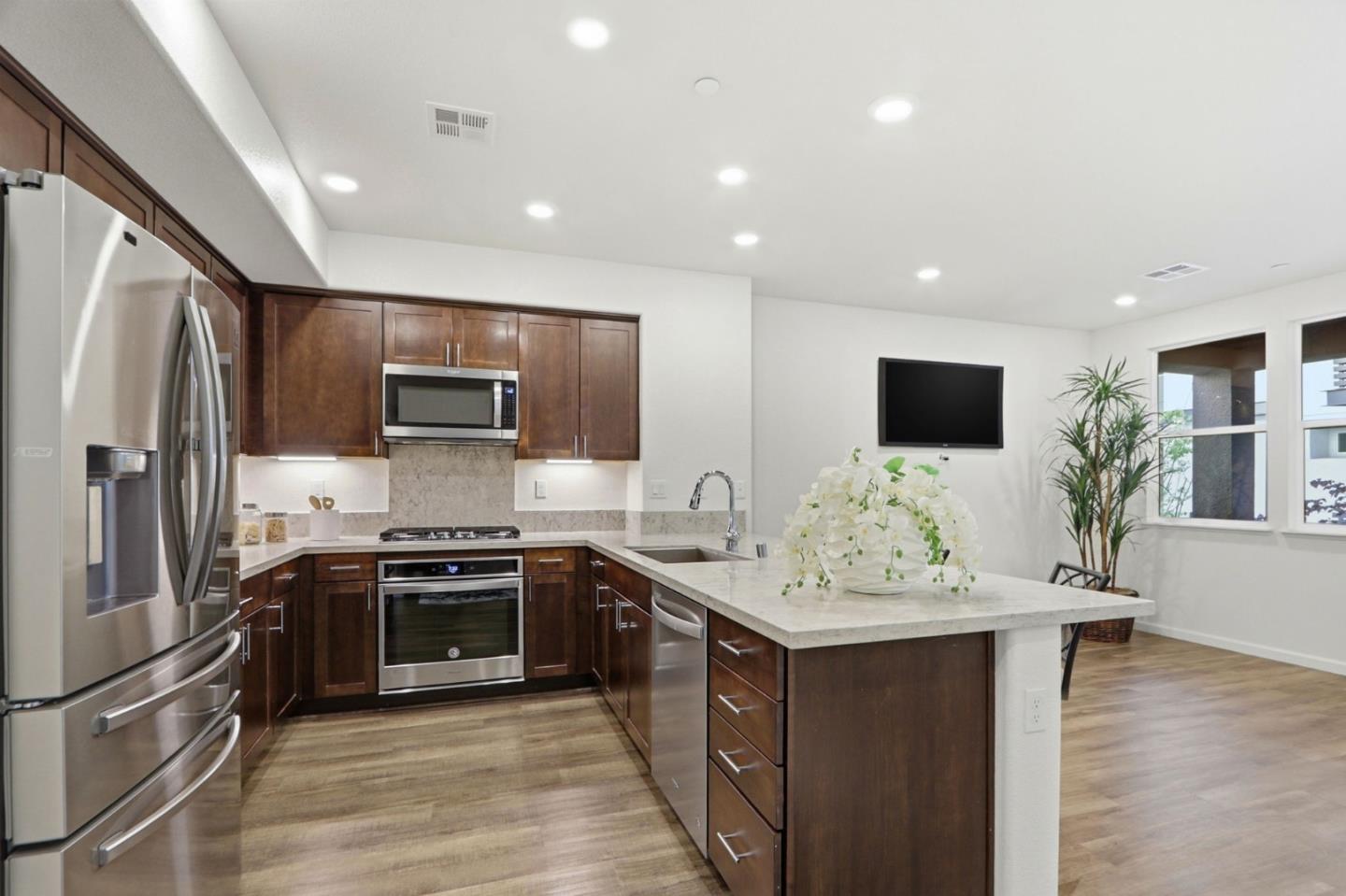 Detail Gallery Image 11 of 39 For 637 Clover, Milpitas,  CA 95035 - 2 Beds | 2 Baths