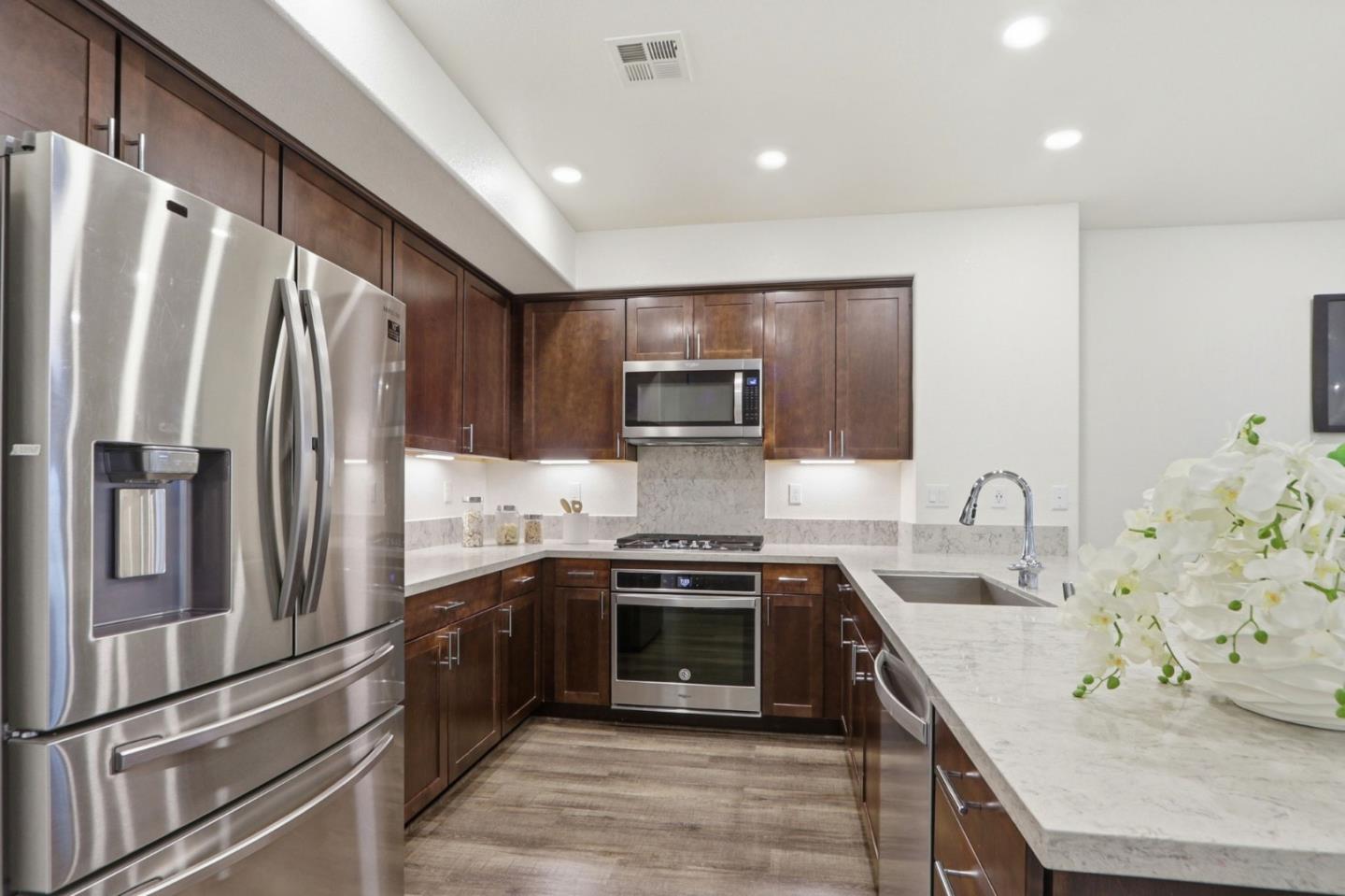 Detail Gallery Image 12 of 39 For 637 Clover, Milpitas,  CA 95035 - 2 Beds | 2 Baths