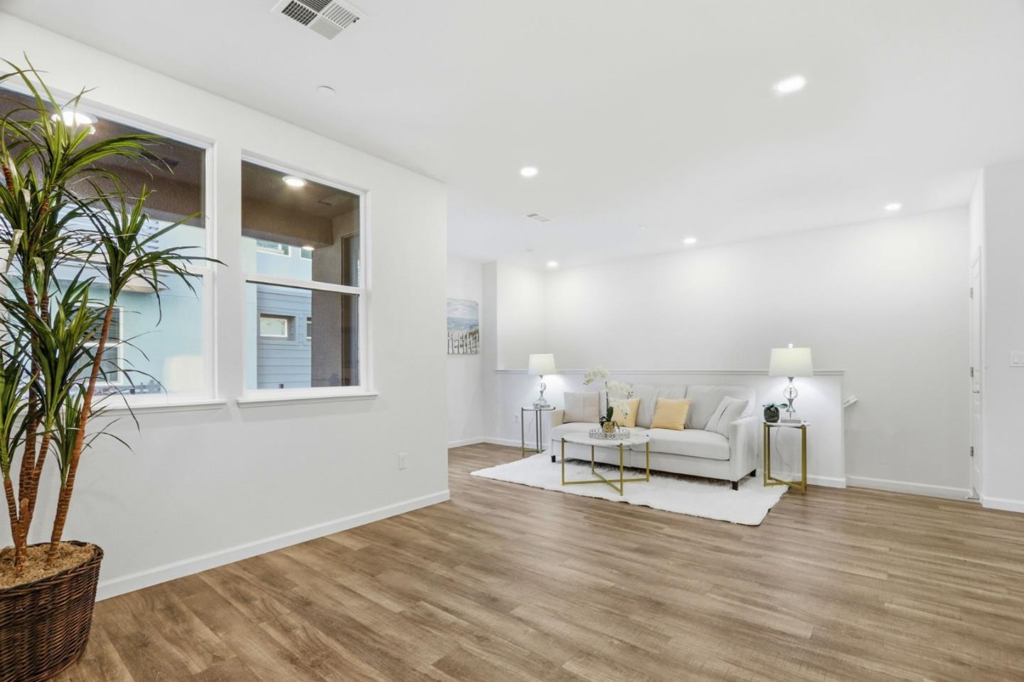 Detail Gallery Image 3 of 39 For 637 Clover, Milpitas,  CA 95035 - 2 Beds | 2 Baths