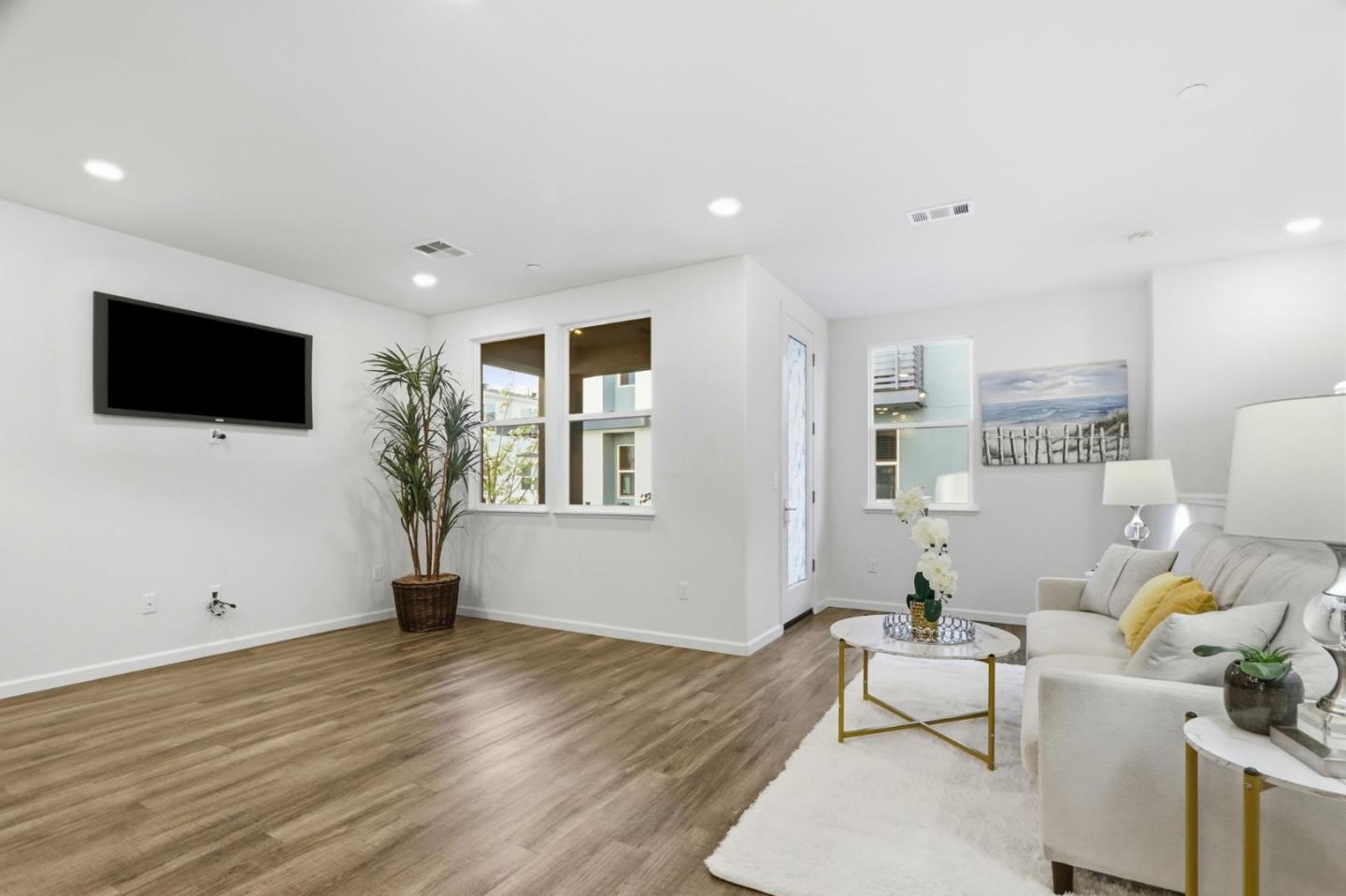 Detail Gallery Image 4 of 39 For 637 Clover, Milpitas,  CA 95035 - 2 Beds | 2 Baths