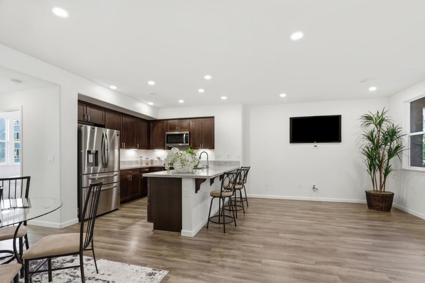 Detail Gallery Image 6 of 39 For 637 Clover, Milpitas,  CA 95035 - 2 Beds | 2 Baths