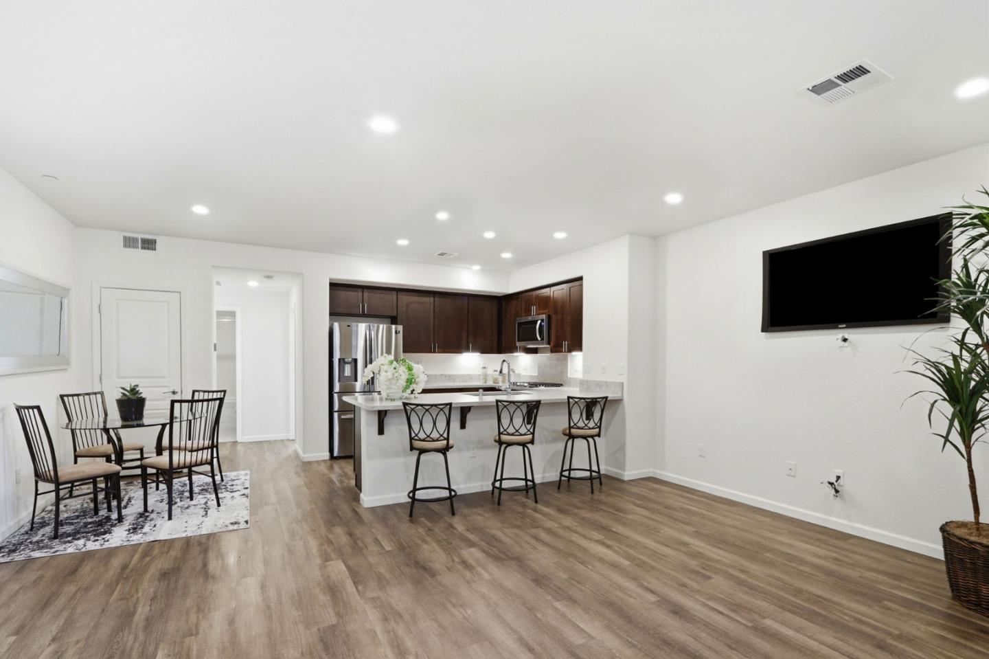 Detail Gallery Image 7 of 39 For 637 Clover, Milpitas,  CA 95035 - 2 Beds | 2 Baths