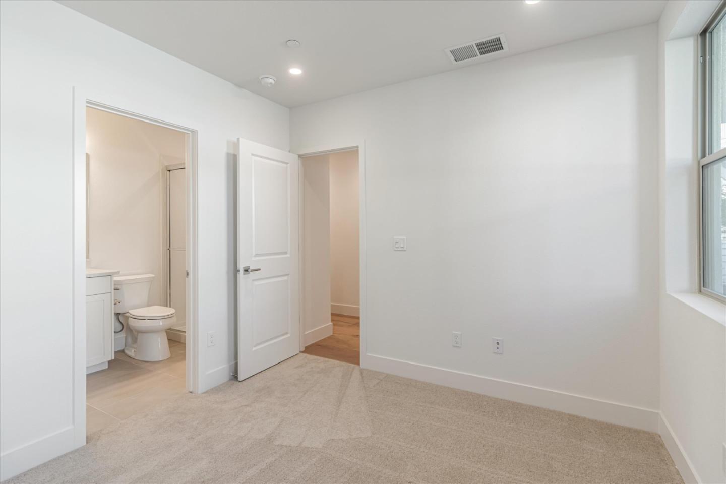 Detail Gallery Image 12 of 24 For 132 Oak Cir, Walnut Creek,  CA 94597 - 3 Beds | 3/1 Baths