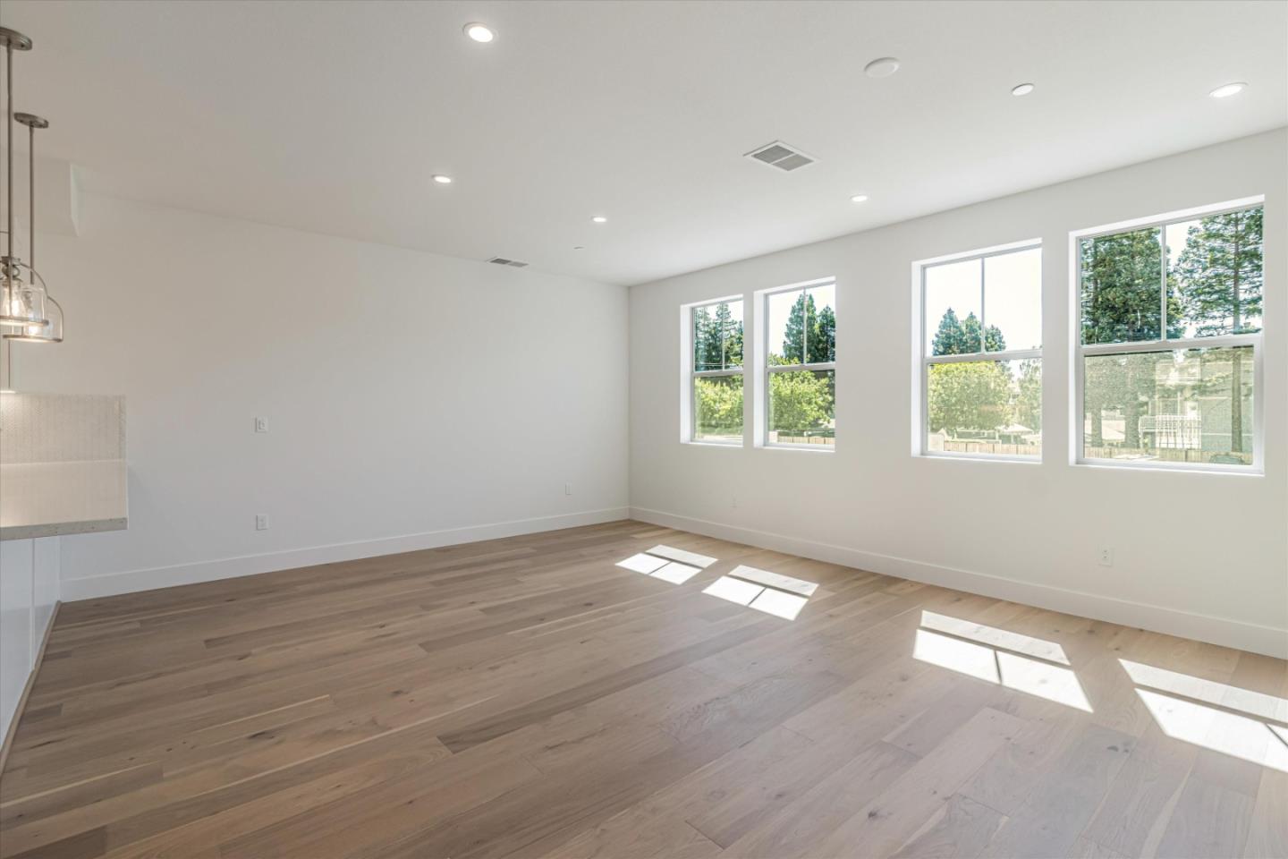 Detail Gallery Image 3 of 24 For 132 Oak Cir, Walnut Creek,  CA 94597 - 3 Beds | 3/1 Baths