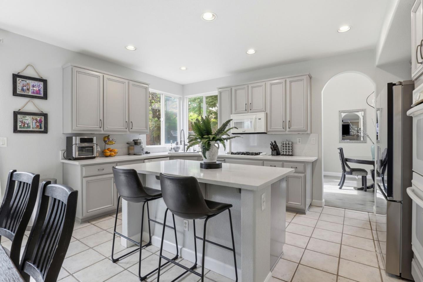 Detail Gallery Image 14 of 40 For 1510 Dovetail Way, Gilroy,  CA 95020 - 5 Beds | 3 Baths