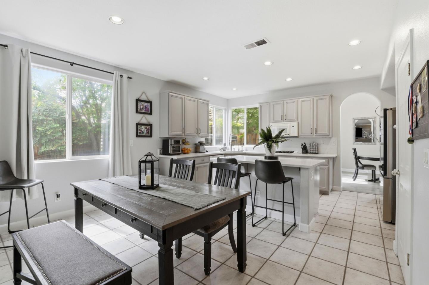 Detail Gallery Image 16 of 40 For 1510 Dovetail Way, Gilroy,  CA 95020 - 5 Beds | 3 Baths