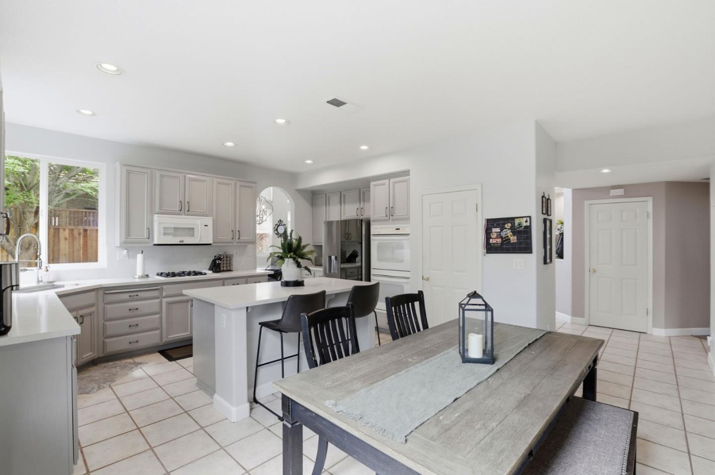 Detail Gallery Image 17 of 40 For 1510 Dovetail Way, Gilroy,  CA 95020 - 5 Beds | 3 Baths