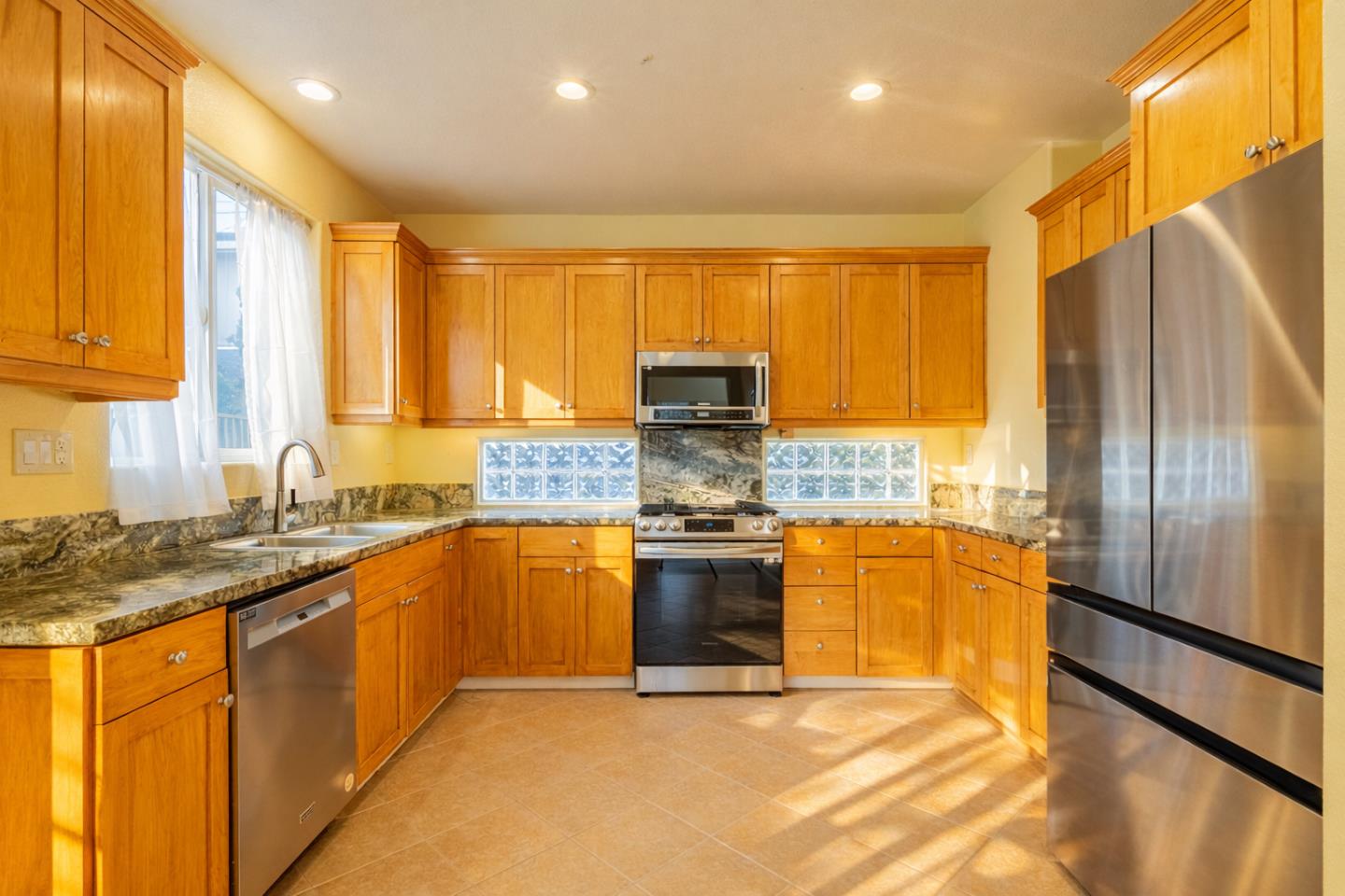 Detail Gallery Image 6 of 12 For 1849 Bradbury St, Salinas,  CA 93906 - 3 Beds | 2/1 Baths