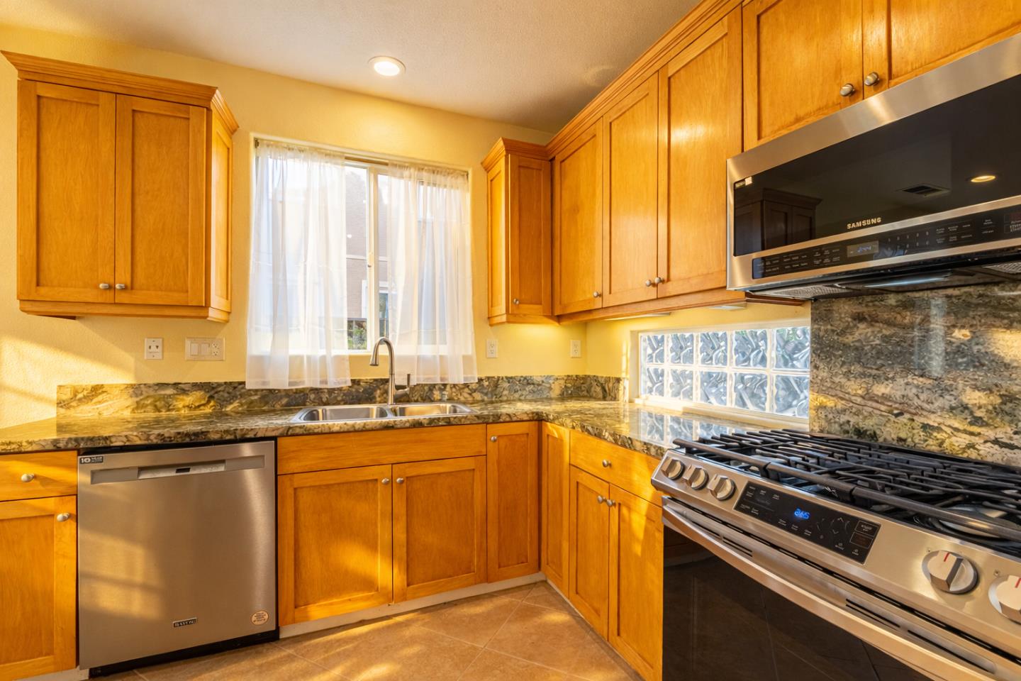 Detail Gallery Image 7 of 12 For 1849 Bradbury St, Salinas,  CA 93906 - 3 Beds | 2/1 Baths