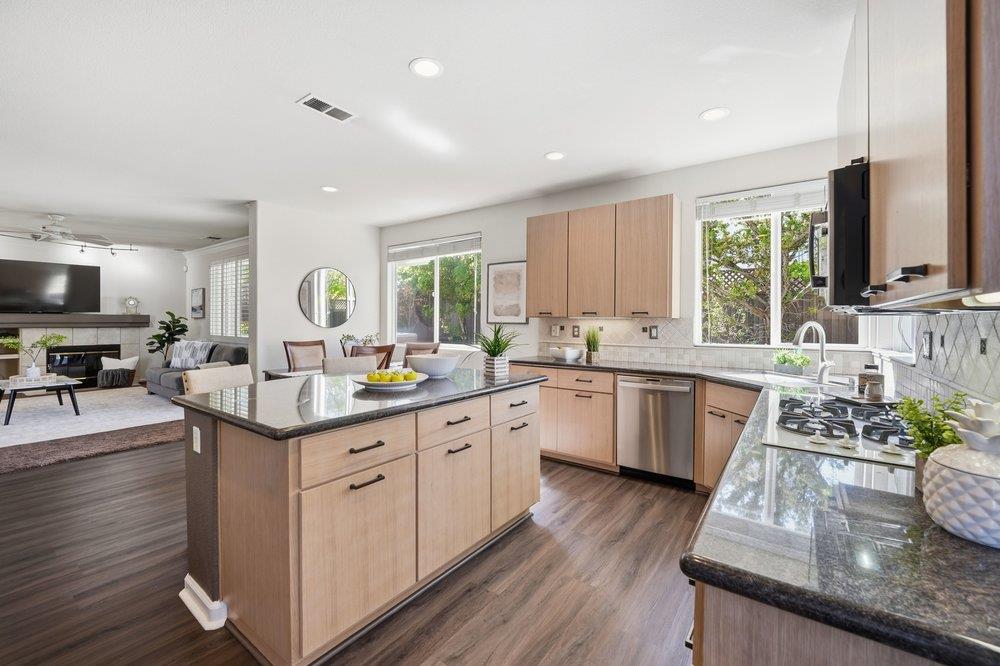 Detail Gallery Image 9 of 55 For 9781 Linnet Ct, Gilroy,  CA 95020 - 5 Beds | 3 Baths