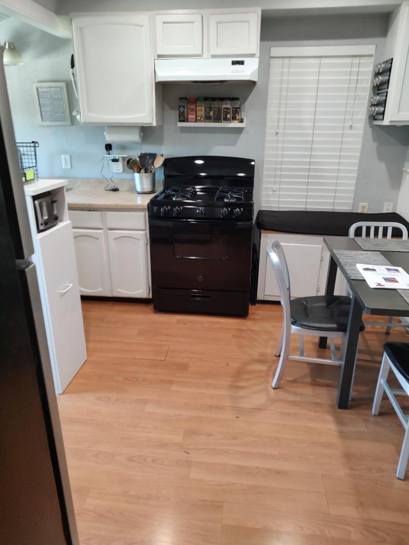 Detail Gallery Image 5 of 11 For 827 Central Ave, Hollister,  CA 95023 - 2 Beds | 1 Baths