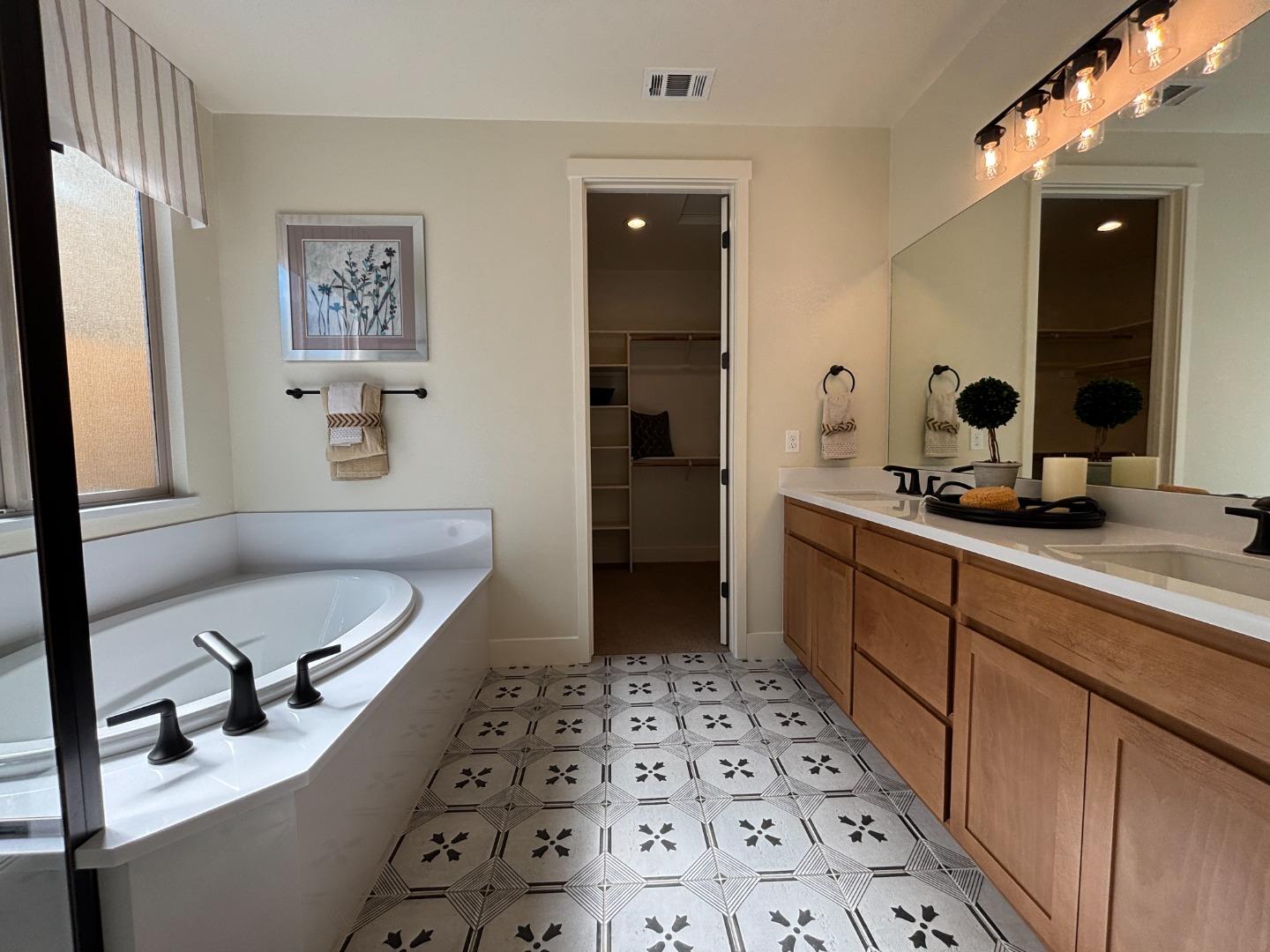 Detail Gallery Image 18 of 23 For 1507 Santana Ranch Dr, Hollister,  CA 95023 - 3 Beds | 2/1 Baths