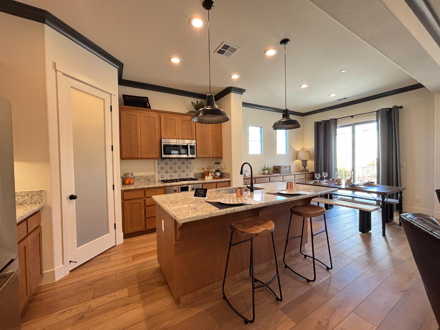 Detail Gallery Image 4 of 23 For 1507 Santana Ranch Dr, Hollister,  CA 95023 - 3 Beds | 2/1 Baths