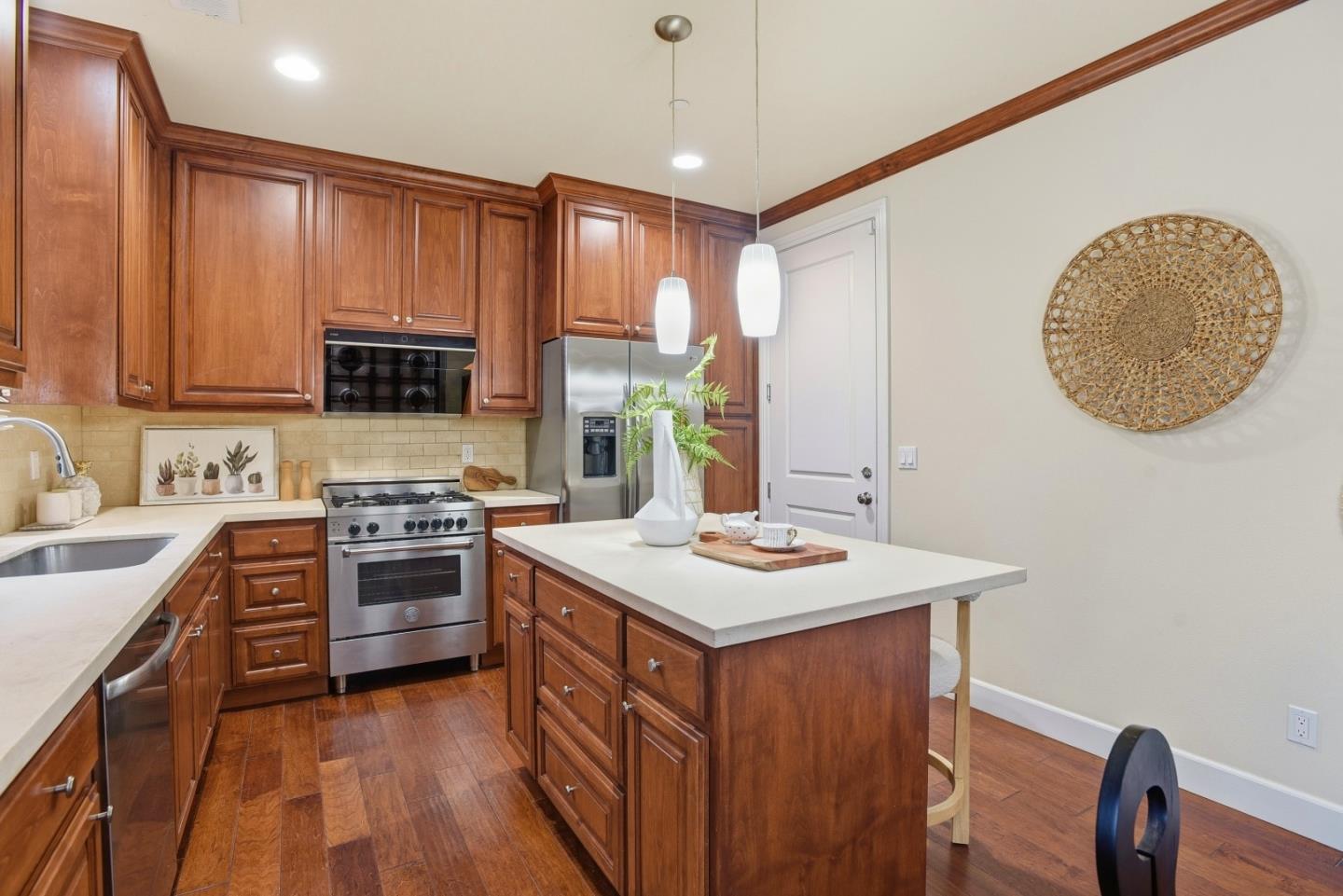 Detail Gallery Image 11 of 52 For 15 Ludina Way, Redwood City,  CA 94061 - 3 Beds | 2/1 Baths