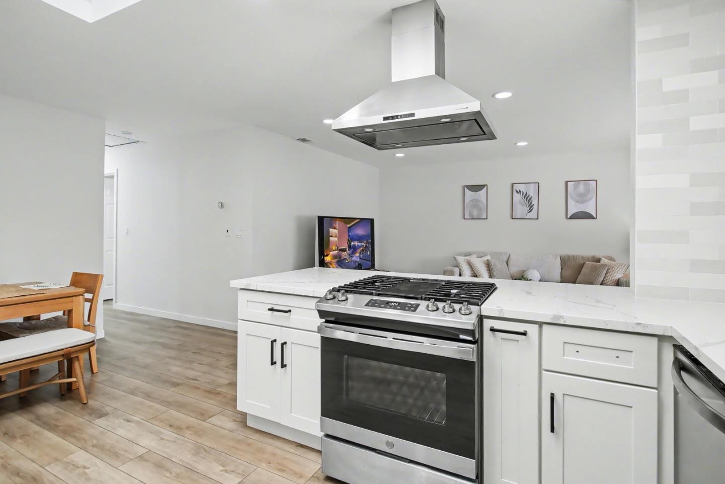 Detail Gallery Image 13 of 35 For 3950 Hamilton Park Dr, San Jose,  CA 95130 - 3 Beds | 2 Baths