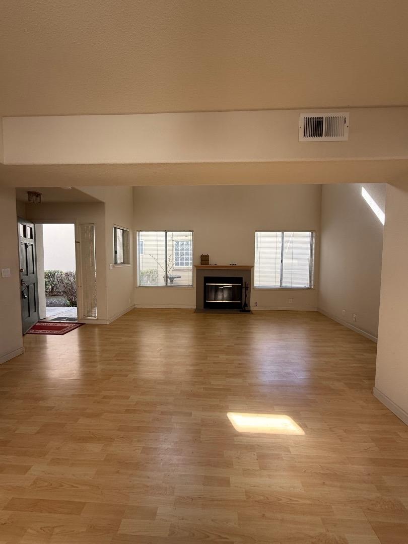 Detail Gallery Image 4 of 9 For 949 Nantucket Blvd #14,  Salinas,  CA 93906 - 3 Beds | 2/1 Baths