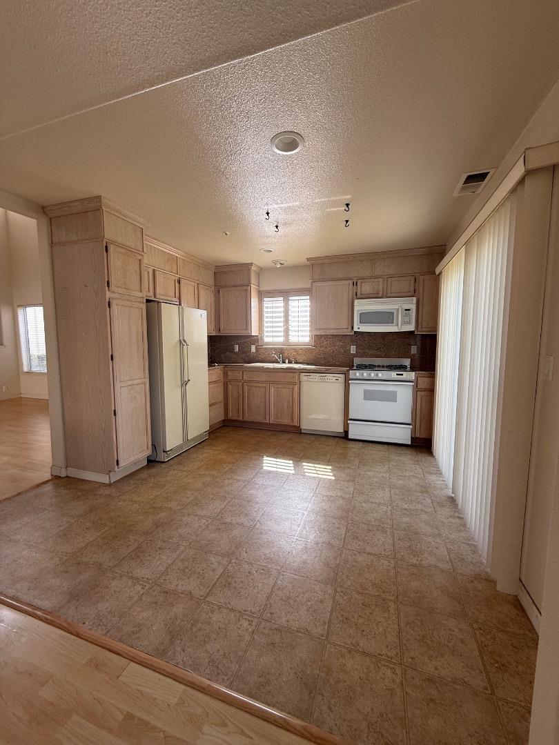 Detail Gallery Image 5 of 9 For 949 Nantucket Blvd #14,  Salinas,  CA 93906 - 3 Beds | 2/1 Baths