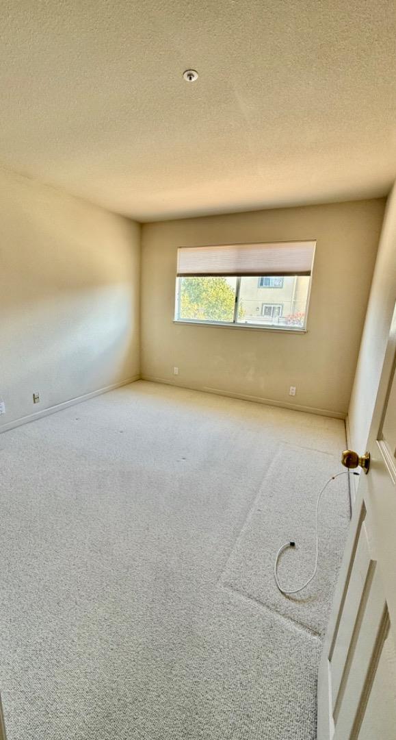 Detail Gallery Image 8 of 9 For 949 Nantucket Blvd #14,  Salinas,  CA 93906 - 3 Beds | 2/1 Baths