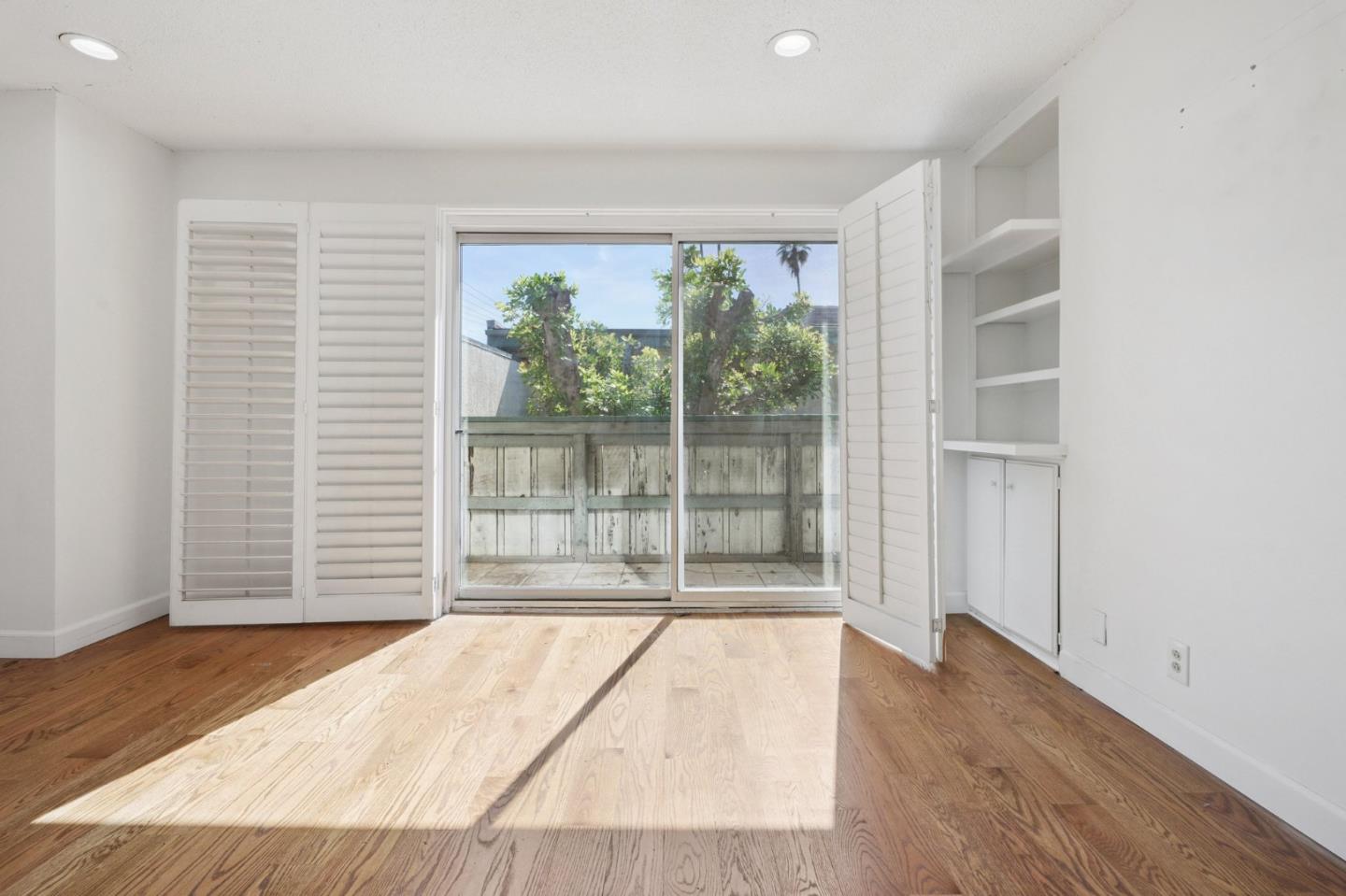 Detail Gallery Image 10 of 17 For 6509 Kester Ave #1,  Van Nuys,  CA 91411 - 3 Beds | 2/1 Baths