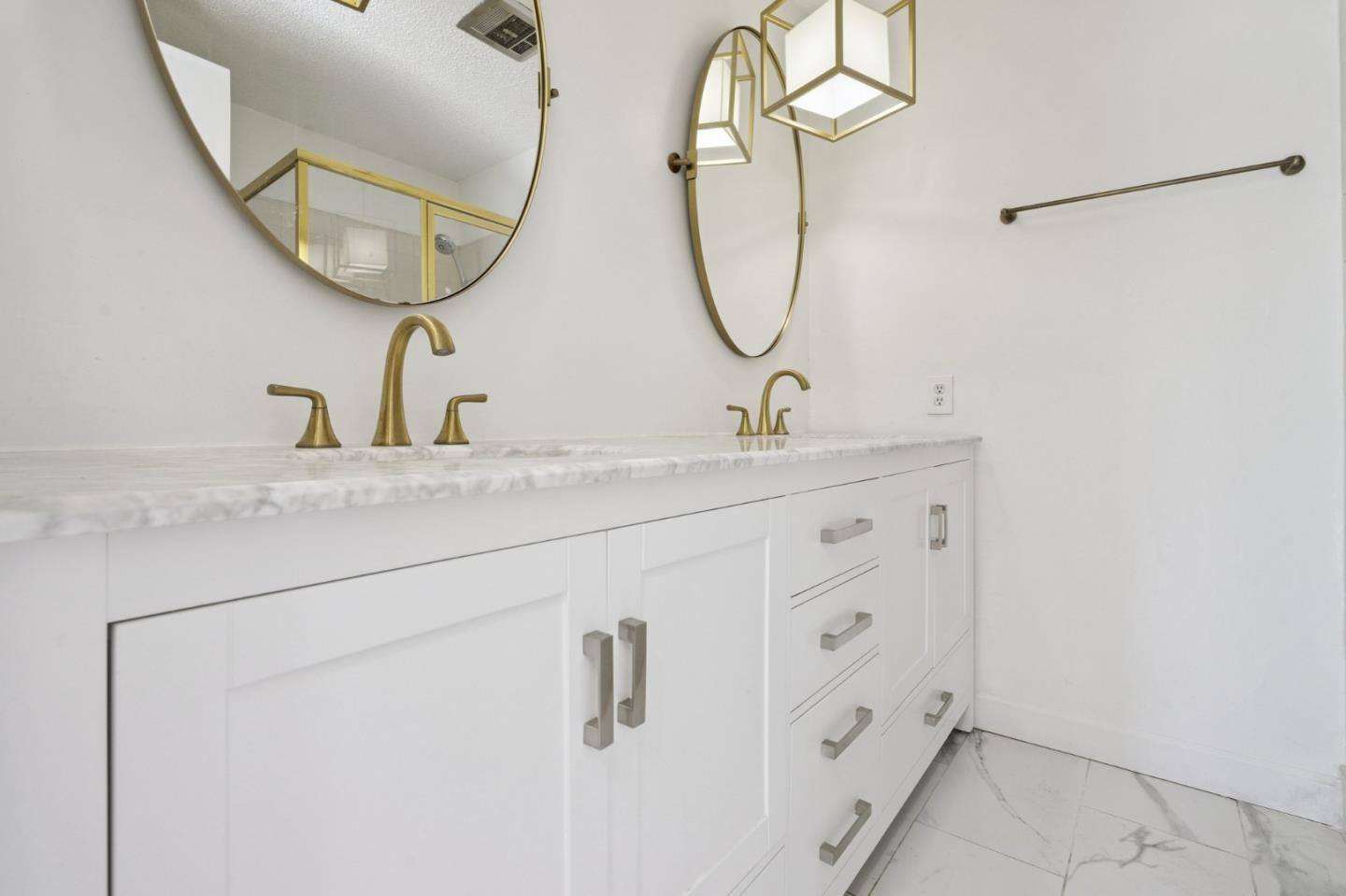 Detail Gallery Image 11 of 17 For 6509 Kester Ave #1,  Van Nuys,  CA 91411 - 3 Beds | 2/1 Baths