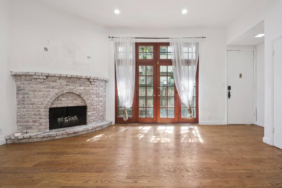 Detail Gallery Image 13 of 17 For 6509 Kester Ave #1,  Van Nuys,  CA 91411 - 3 Beds | 2/1 Baths