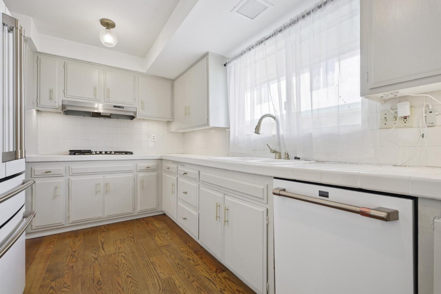 Detail Gallery Image 4 of 17 For 6509 Kester Ave #1,  Van Nuys,  CA 91411 - 3 Beds | 2/1 Baths